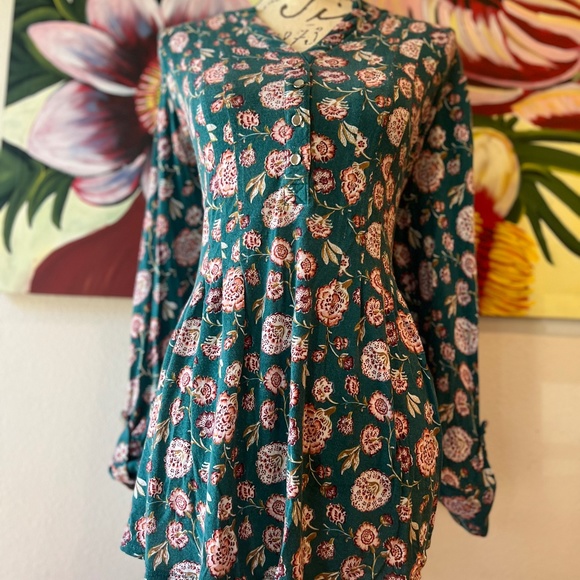 Wonderly V-neck blouse - Picture 1 of 7